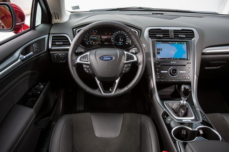 Торпедо Ford Mondeo Hatchback 2014 года  (фото 45 из 49)